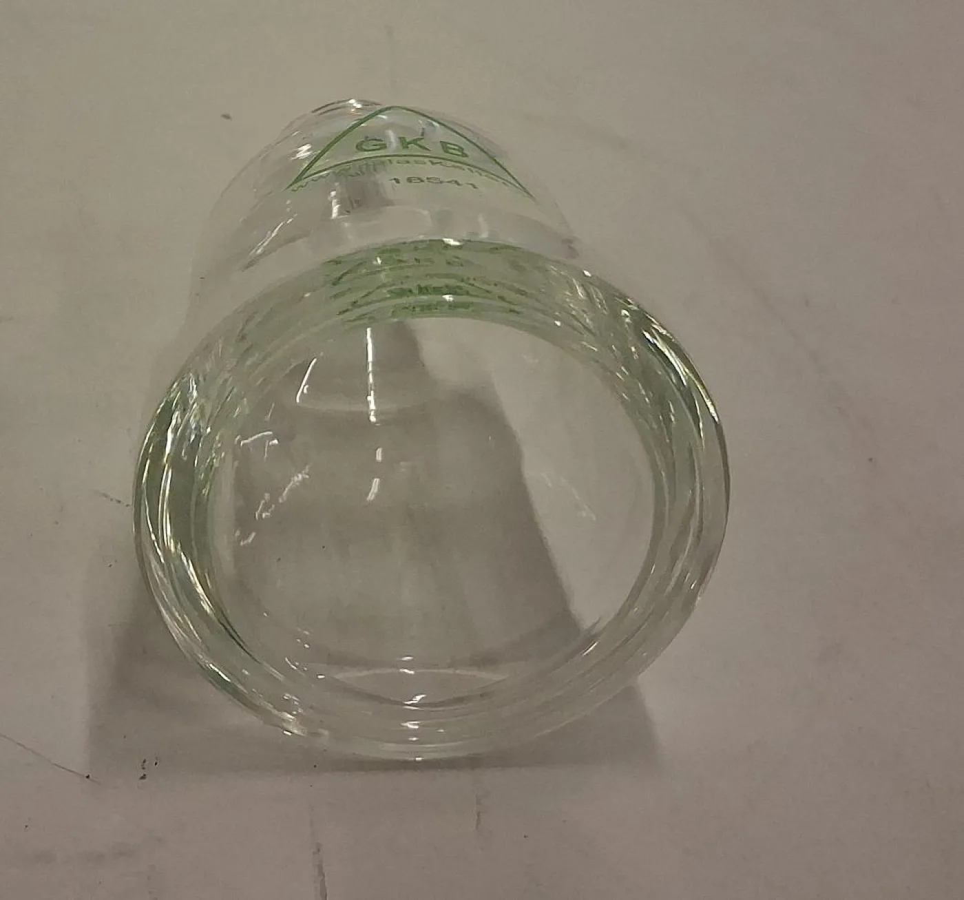 GKB Labor-Glastrichter 18541 – Präzisionsglas aus der Schweiz für den professionellen Laboreinsatz - 4