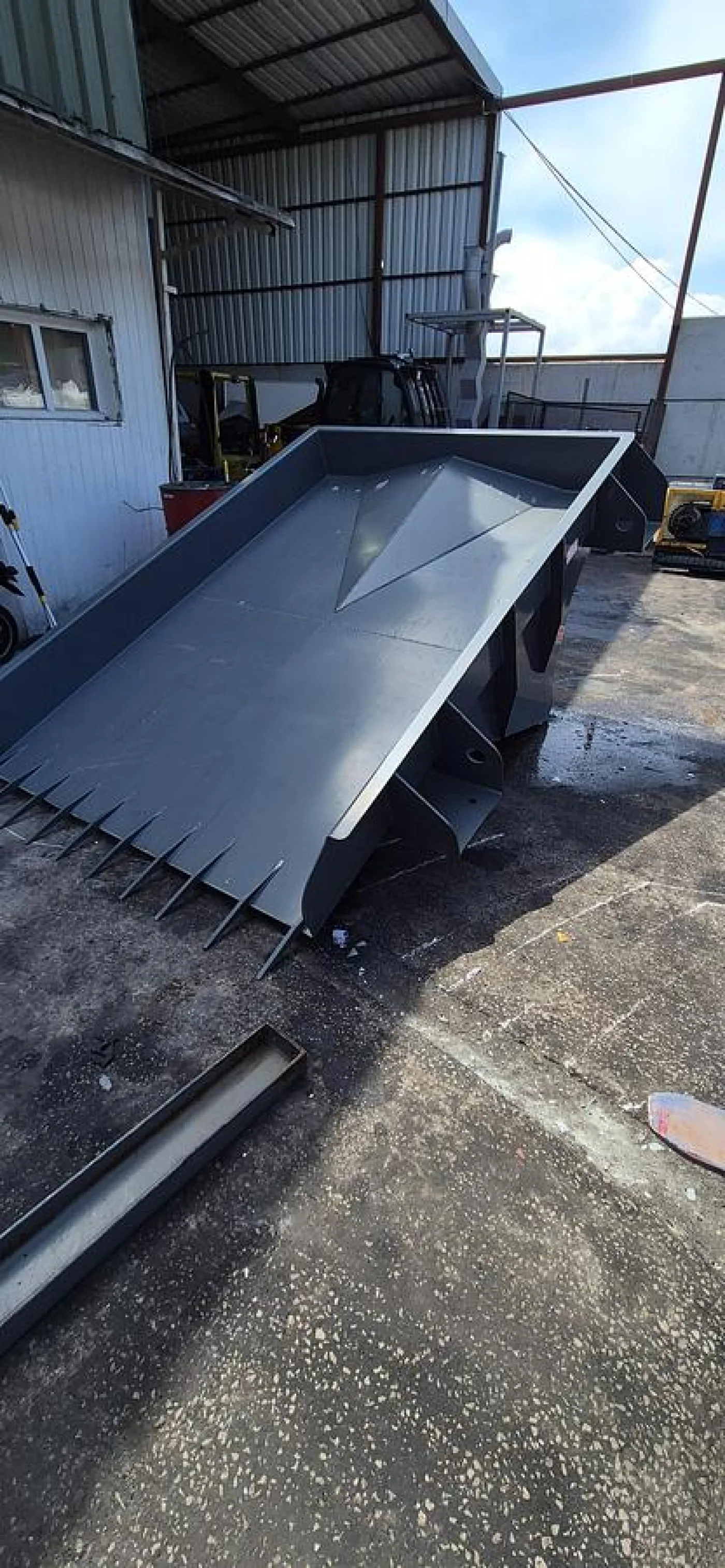 2024 2m Shaker Feeder - 1