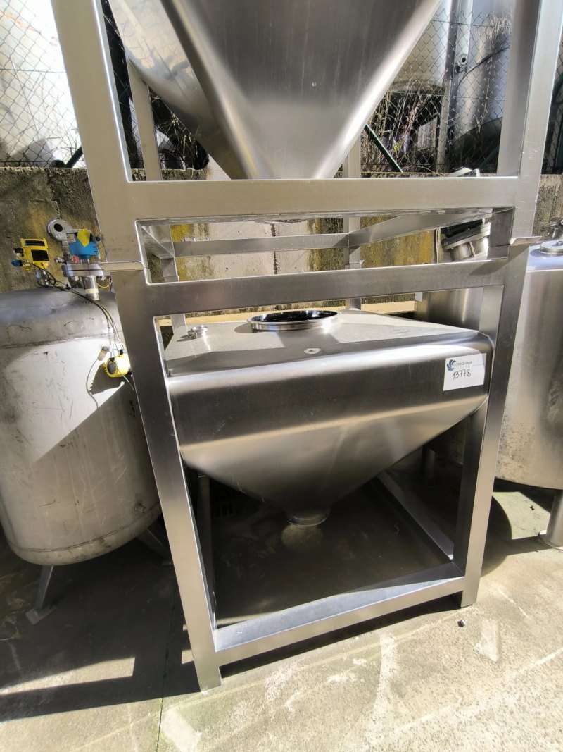 CONICAL STAINLESS STEEL STACKABLE TANK 675 LITRES