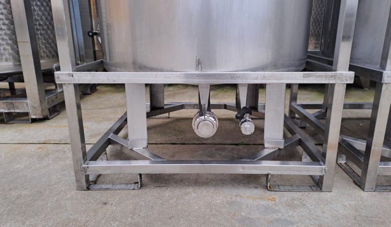 FORK-LIFTABLE/STACKABLE TANKS, CAPACITY 1000 LITERS, SECOND HAND EQUIPMENT