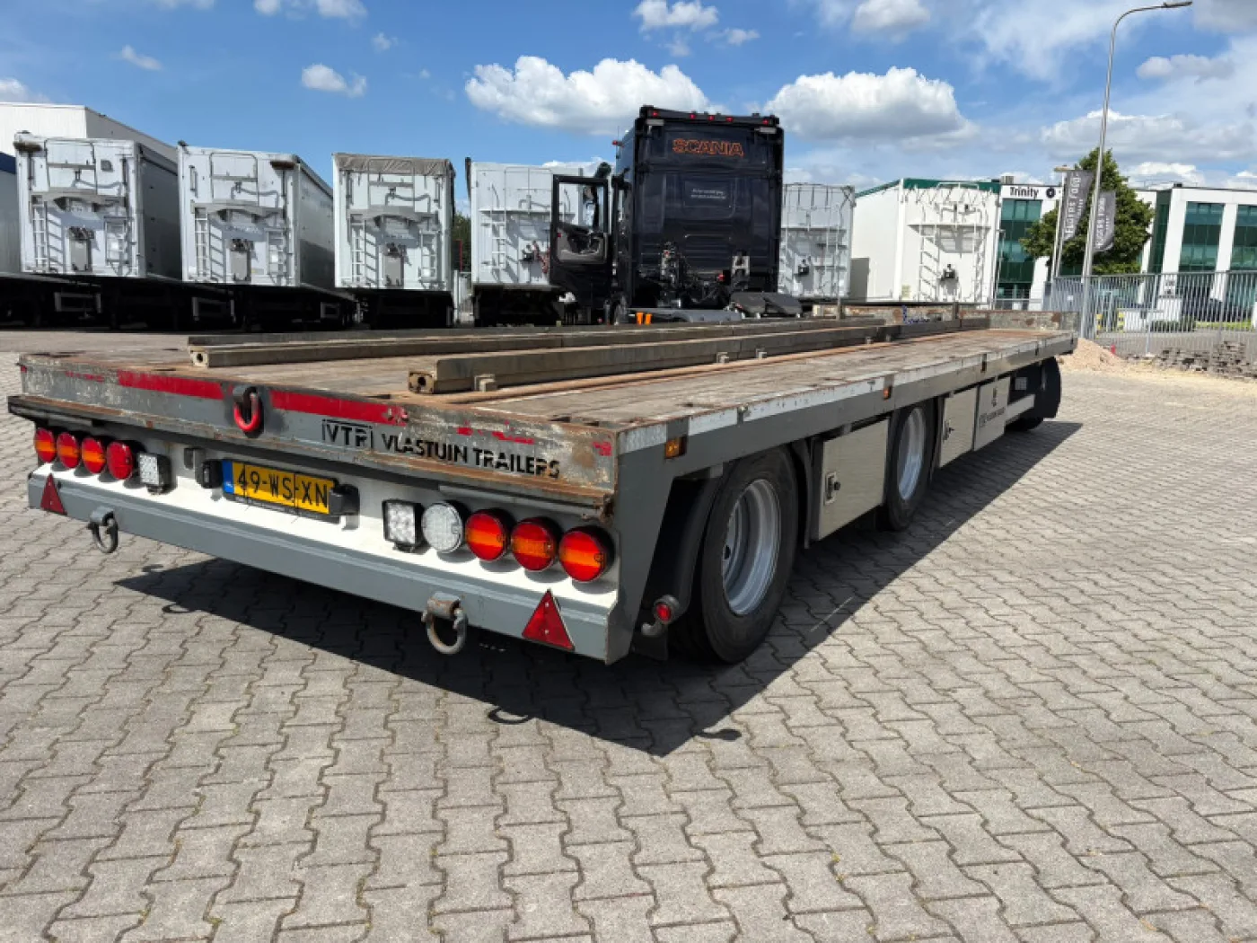 Vlastuin 30T Flatbed Trailer + 80CM-High Container Racks, Excellent Condition - 3