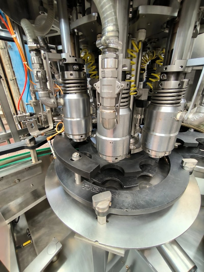 LIQUID FILLER CAPPER SERAC R16E8/720 WITH VIBRATORY BOWL ADV DI10