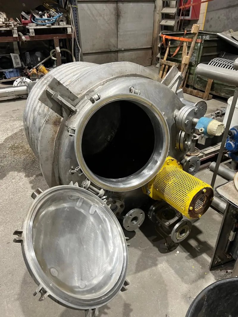 USED 900-LITRE STAINLESS STEEL REACTOR WITH HALF-PIPE JACKET