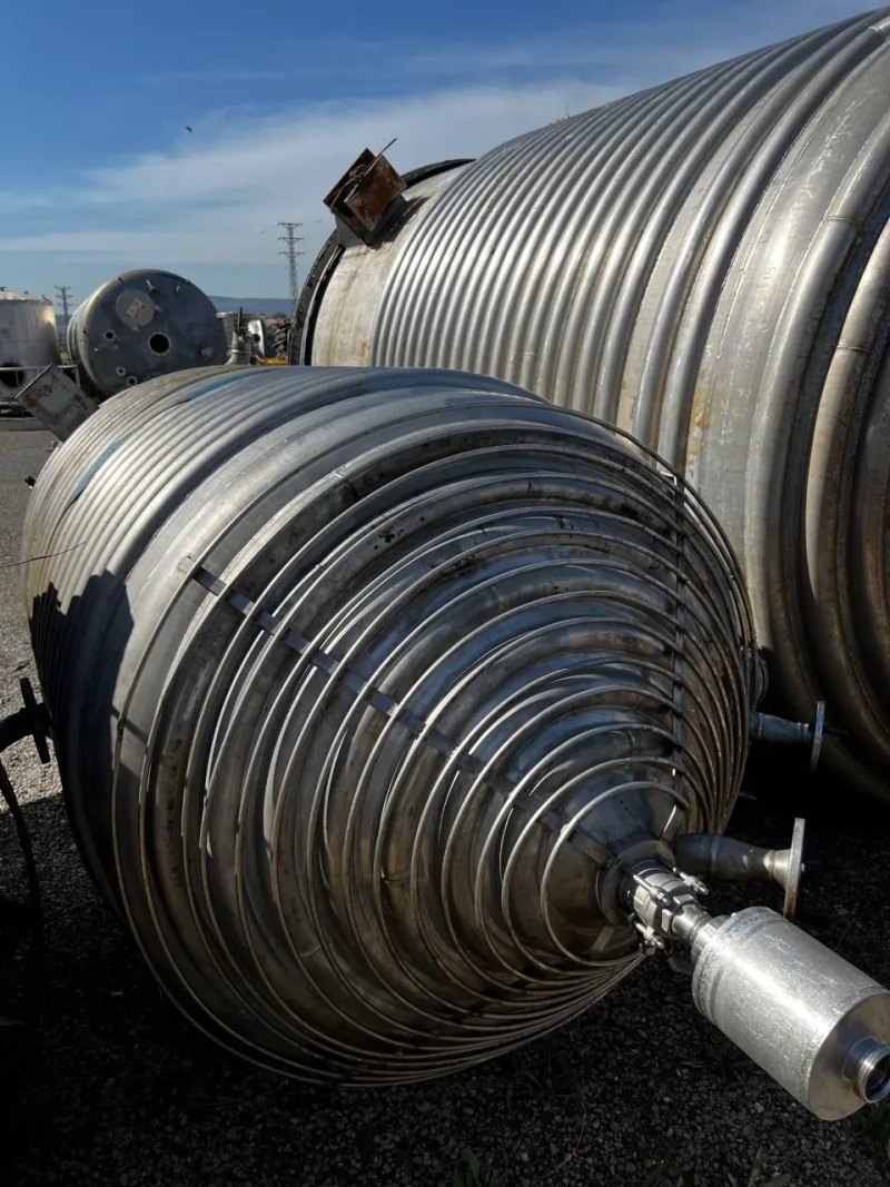 USED STAINLESS STEEL REACTOR 3000 LITERS WITH AGITATION AND HALF ROD