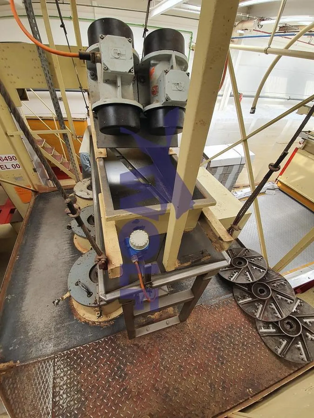 Mandel-Hobelmaschine BAUERMEISTER - mit 5 Köpfen Type MHO-22 in einem Gestell.