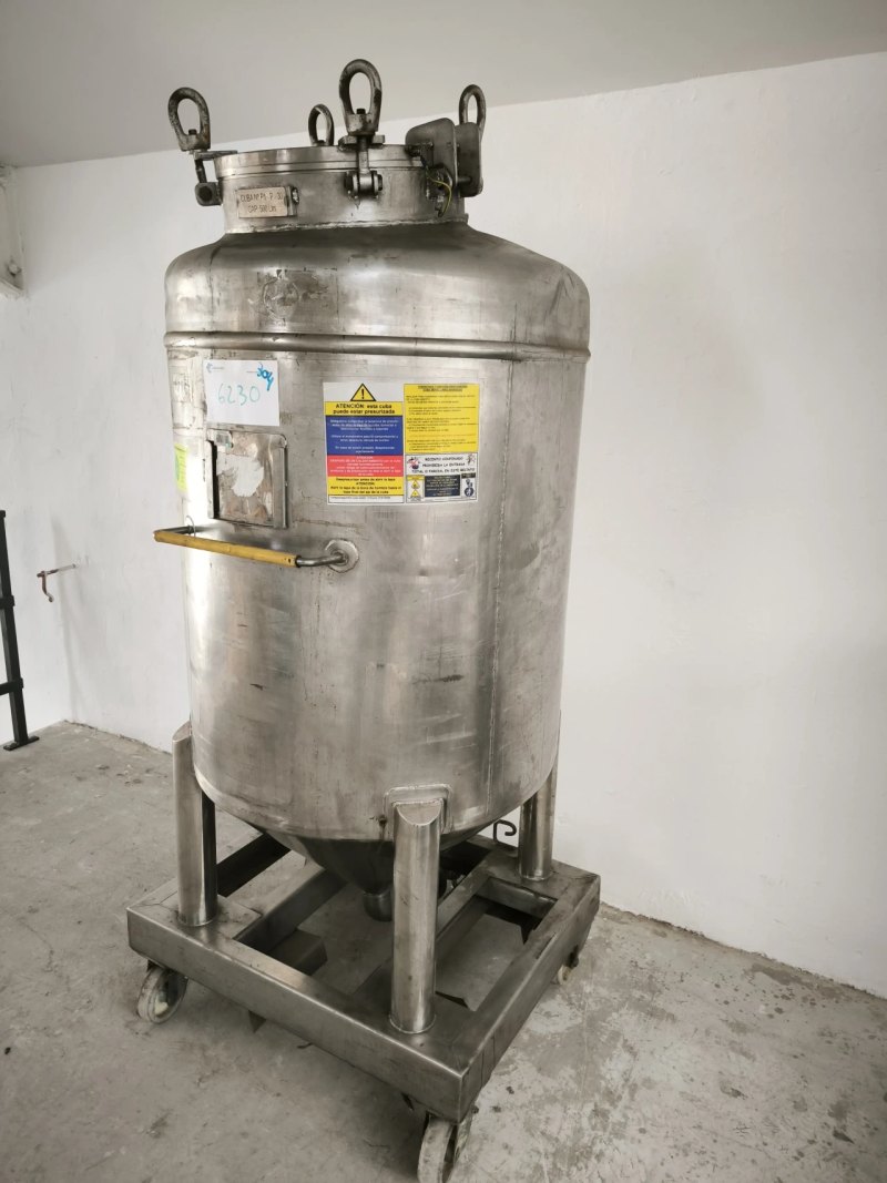 USED 500 LITER STAINLESS STEEL TANK