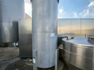 USED STAINLESS STEEL 2200 LITRES TANK