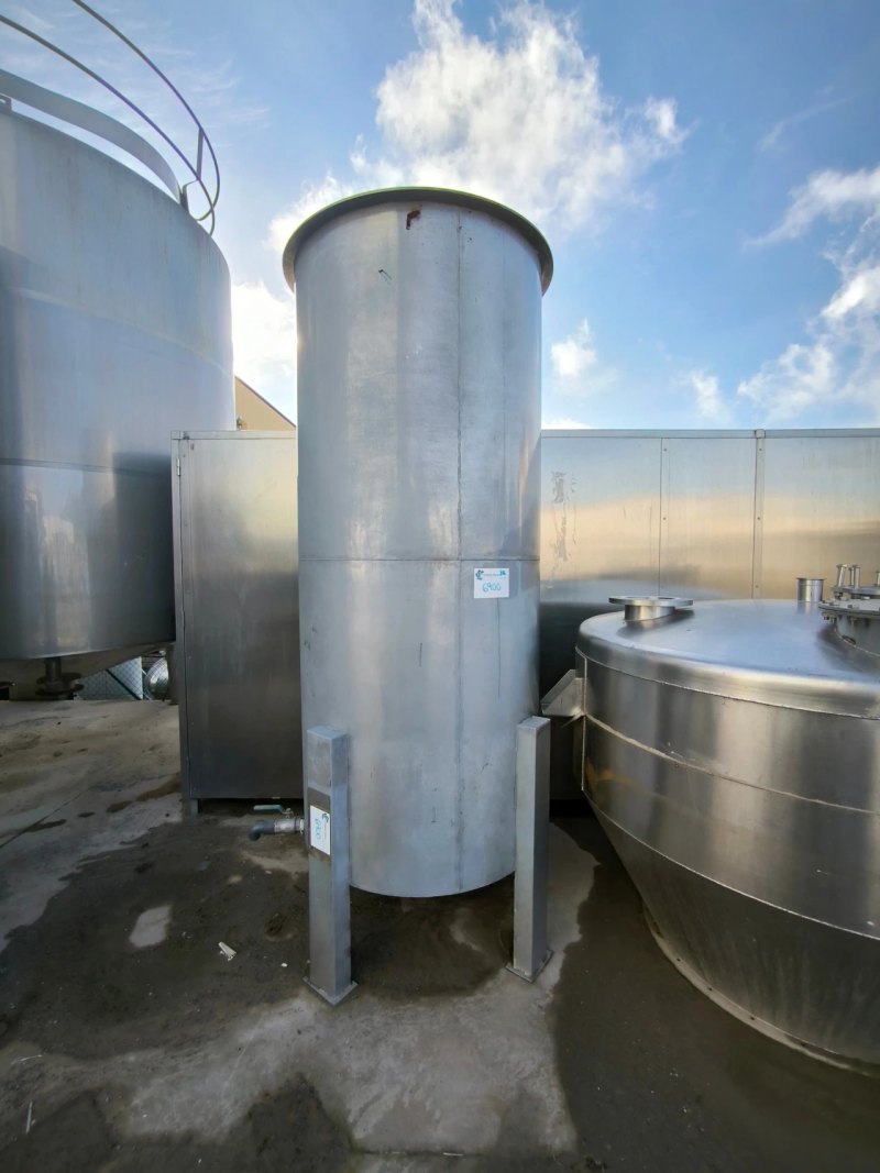 USED STAINLESS STEEL 2200 LITRES TANK