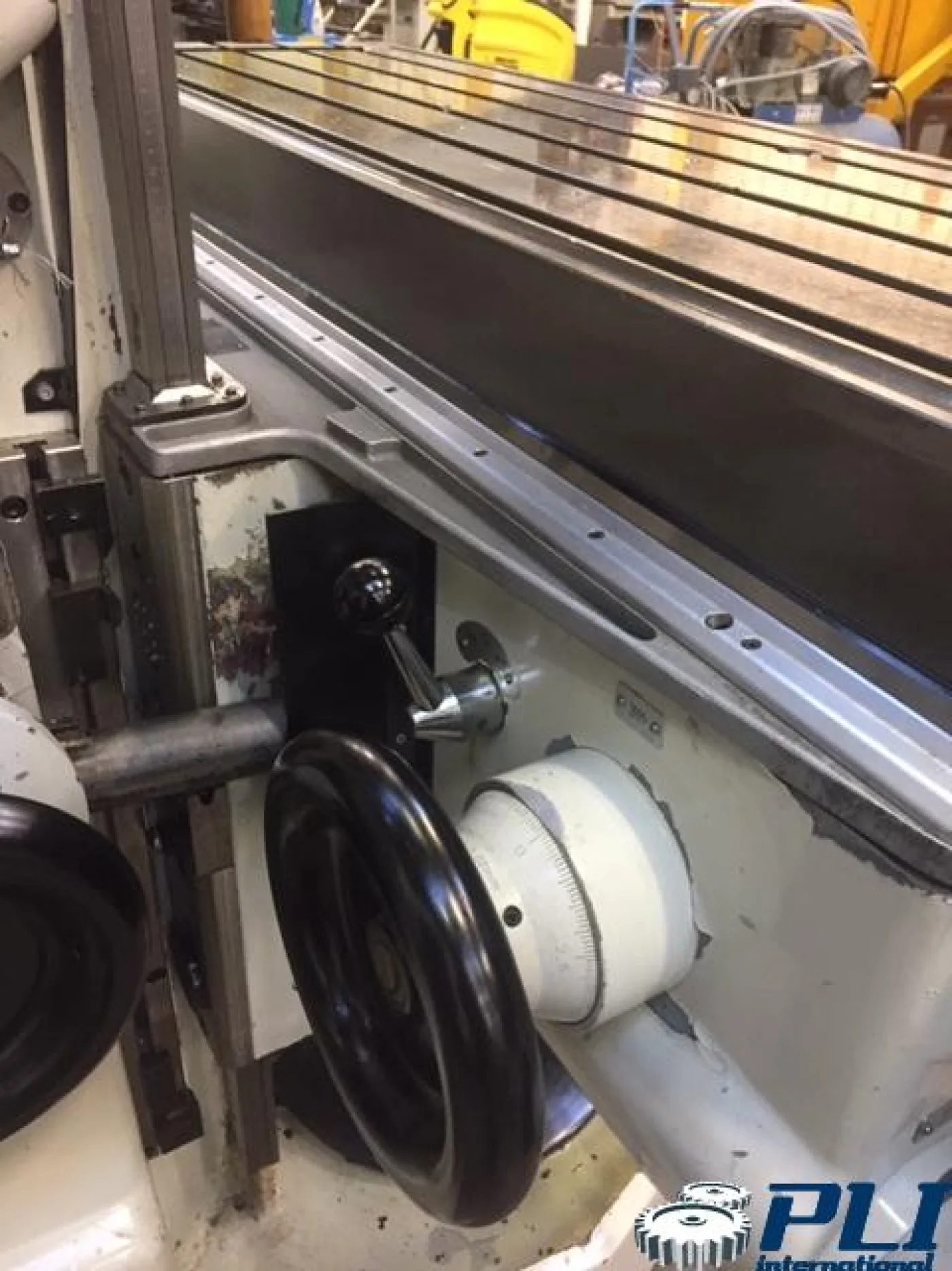 Conventional milling machine HURON MU6 - 4