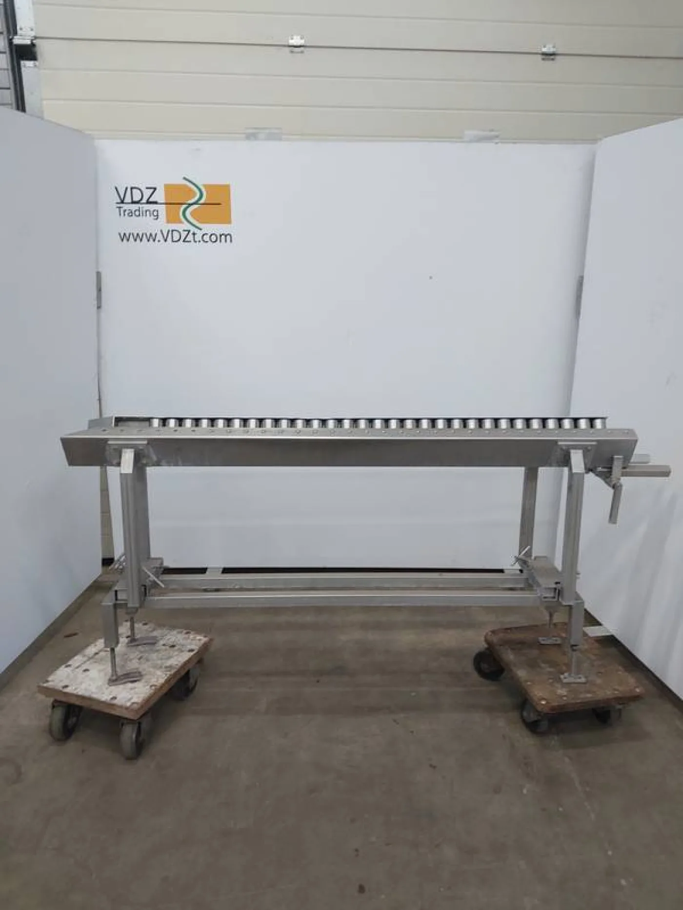 Pre-dehiding table with rollers - 1