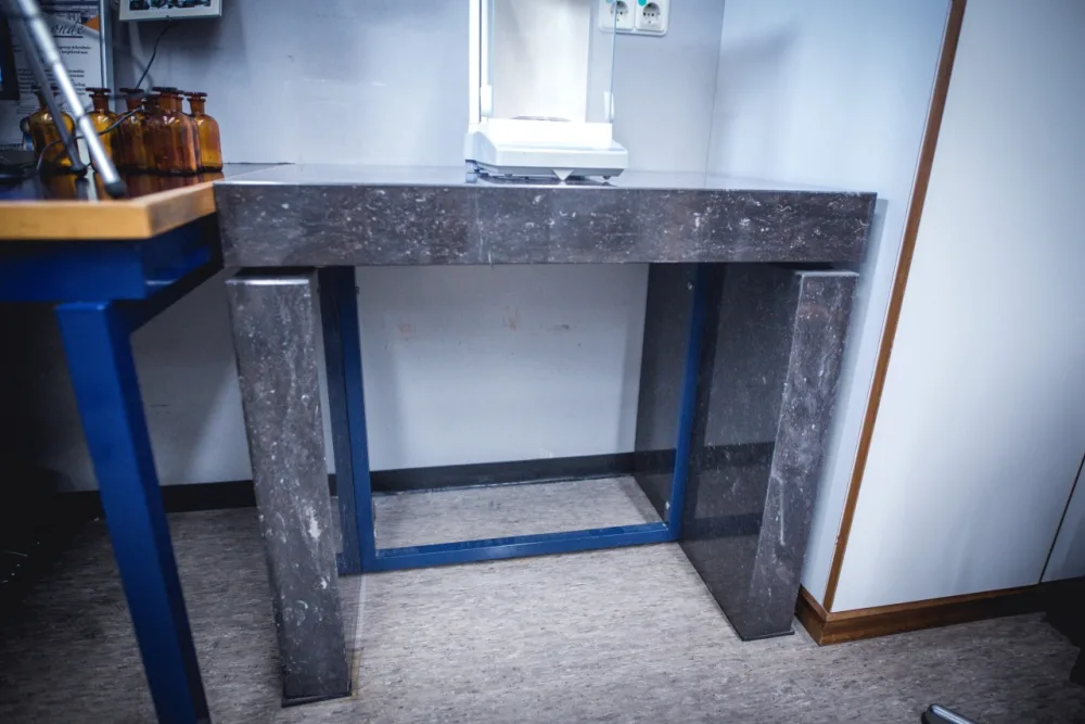 1538 - Used laboratory weighing table granite