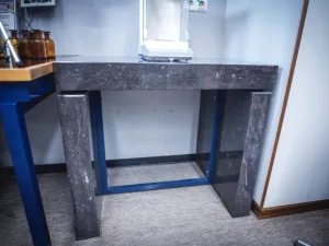 1538 - Used laboratory weighing table granite