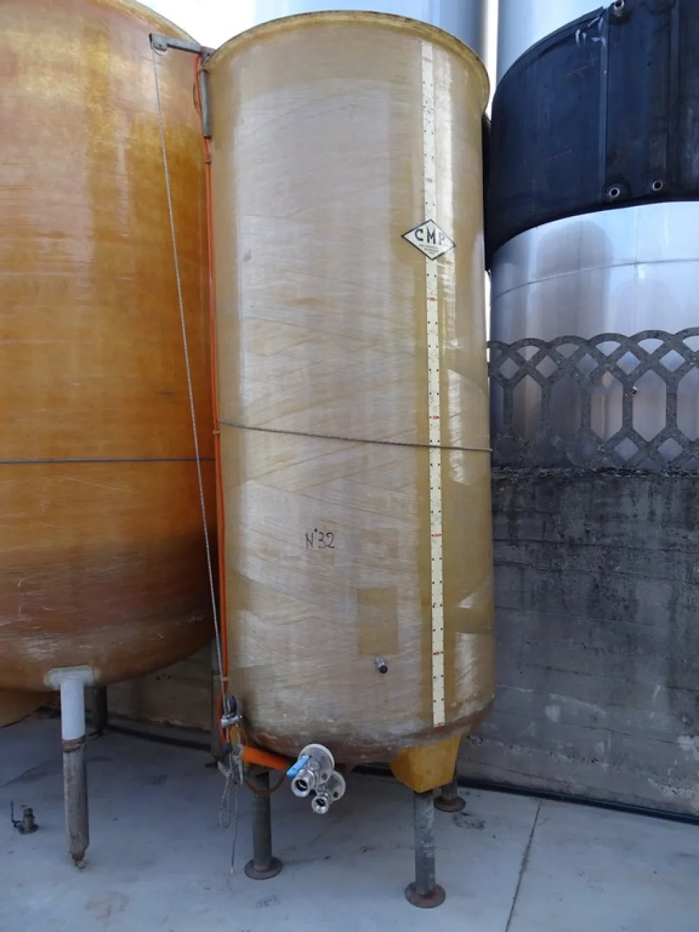 FIBERGLASS TANK VARIABLE CAPACITY FIRM CMP, CAPACITY HL 30 ABOUT, ON LEGS, ROUNDED BOTTOM, SECOND-HAND EQUIPMENT
