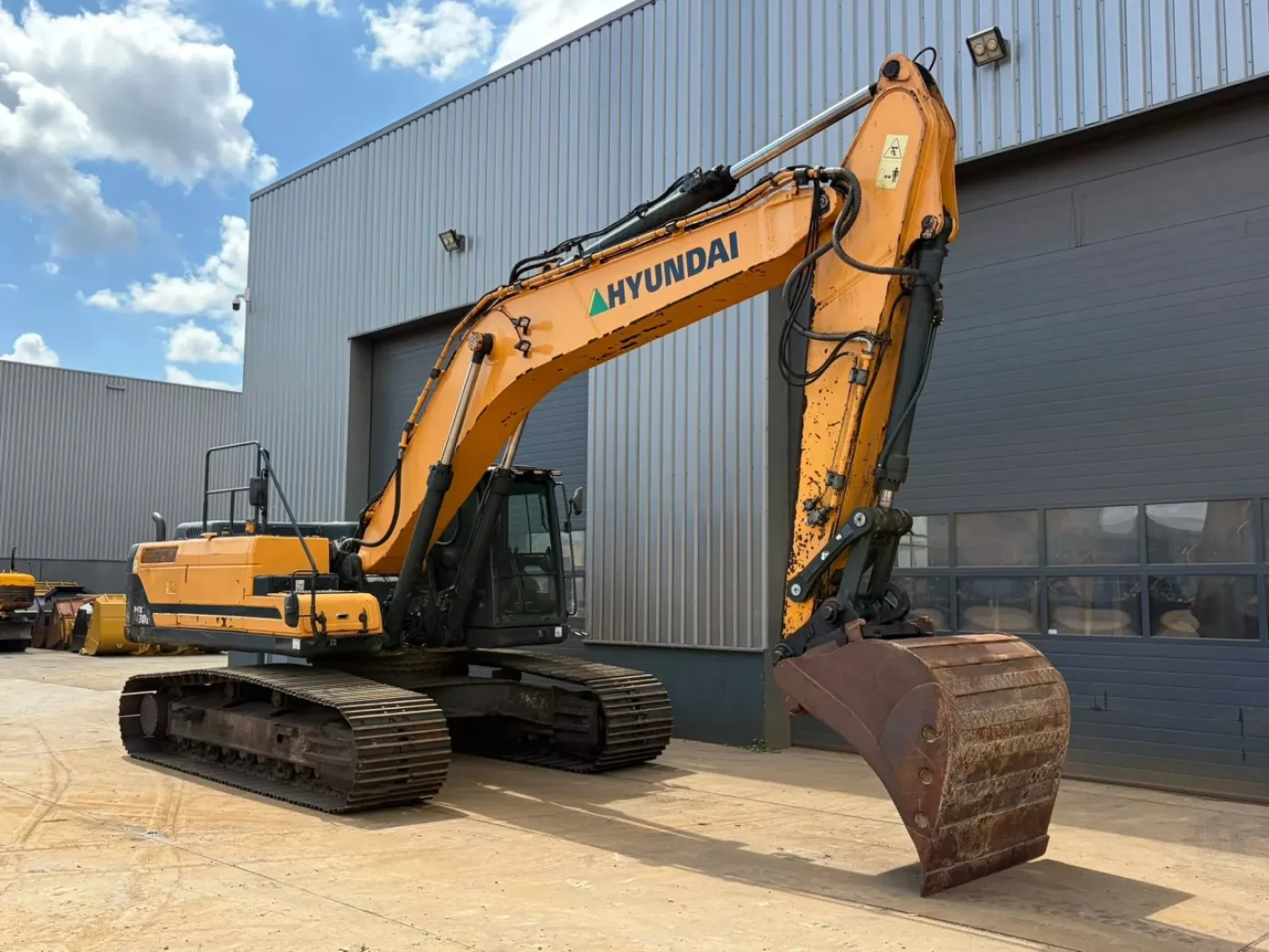 Hyundai HX330L - 7