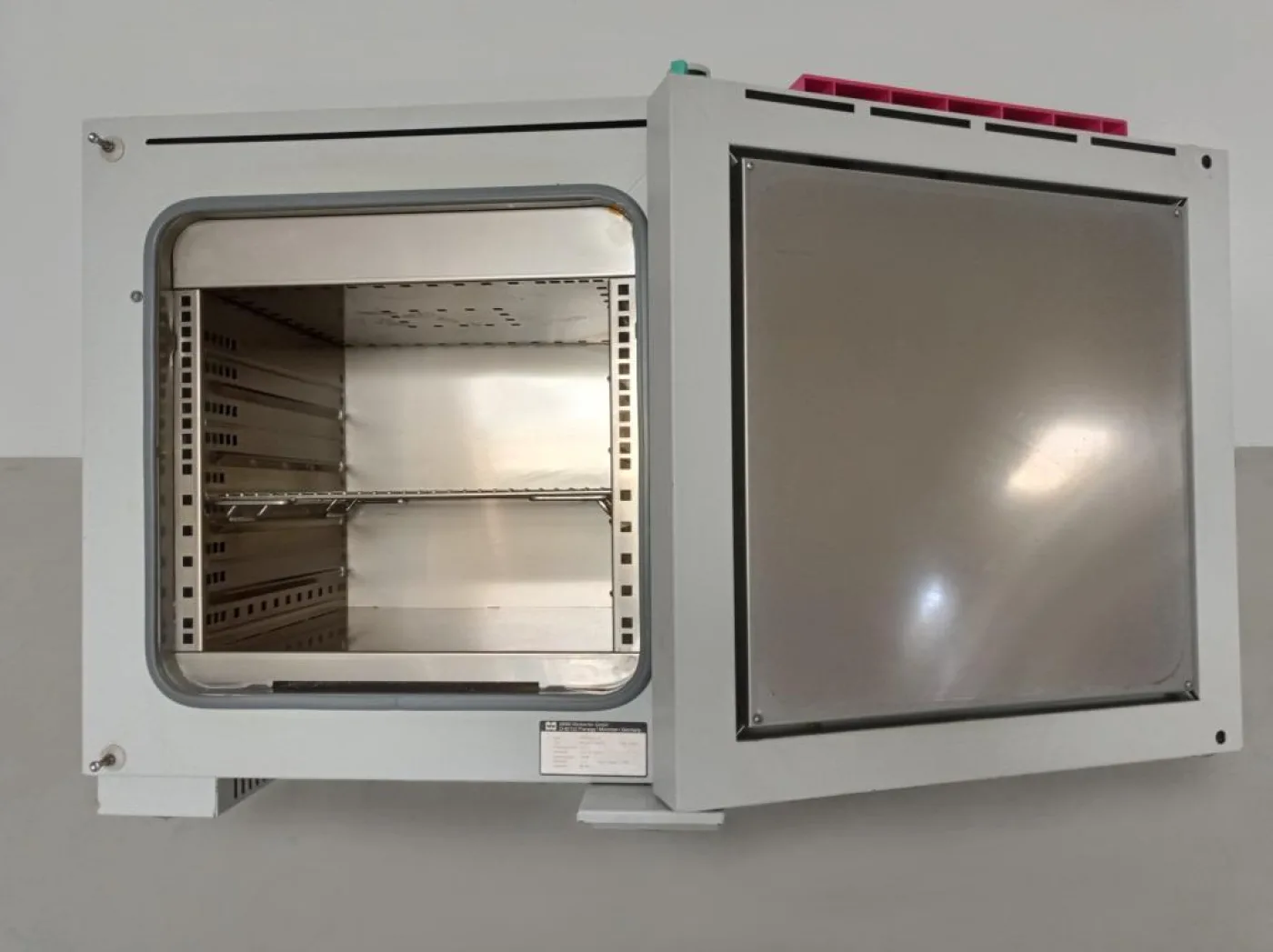 FORNO DI ESSICCAZIONE DA LABORATORIO – MMM MEDCENTER GMBH – MOD. VENTICELL 55 - 3