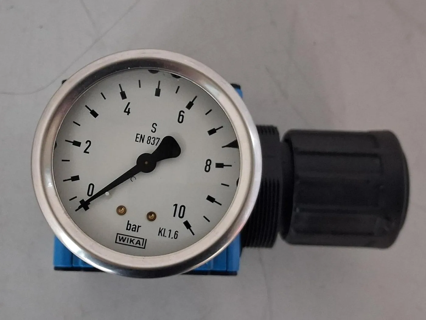 Pressure Regulator with WIKA Pressure Gauge - 2