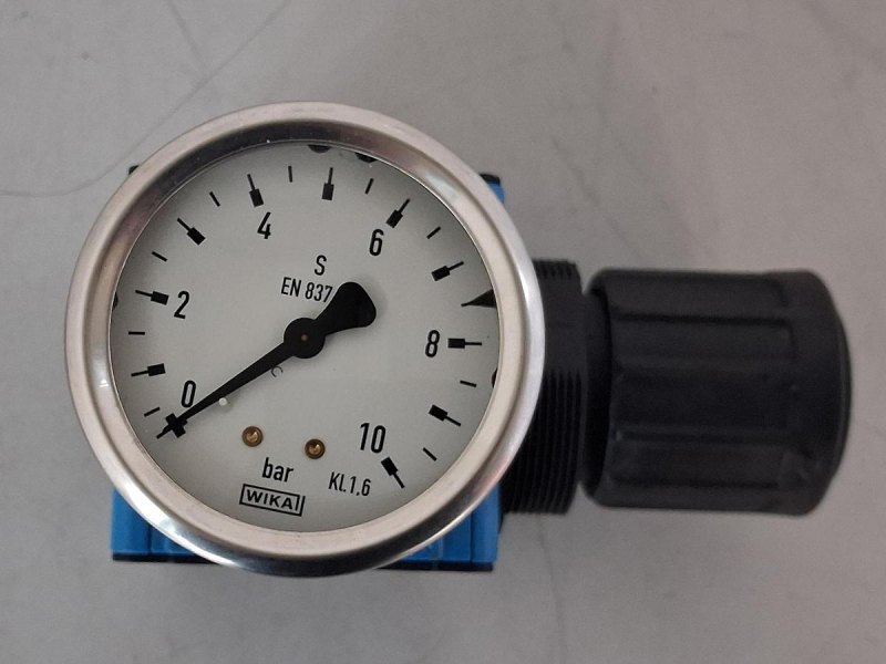 Pressure Regulator with WIKA Pressure Gauge