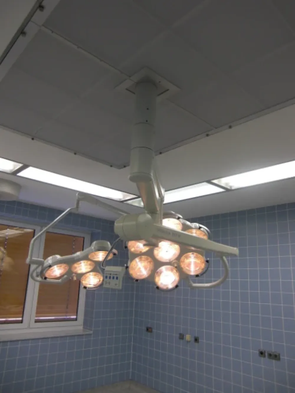 Heraeus Hanaulux 2004/2007 OP-Lampe (Deckenmontage)