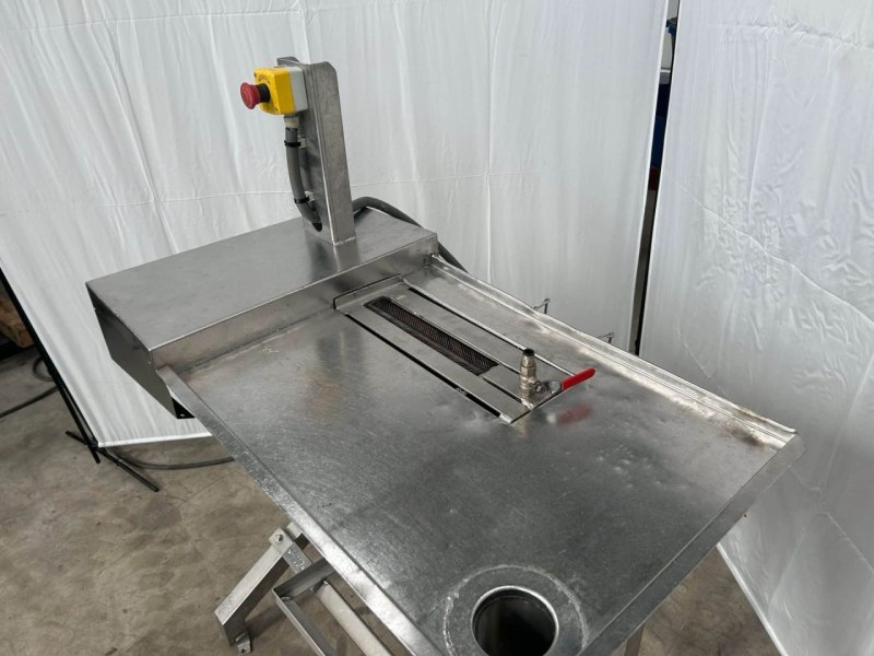 Gizzard peeling table