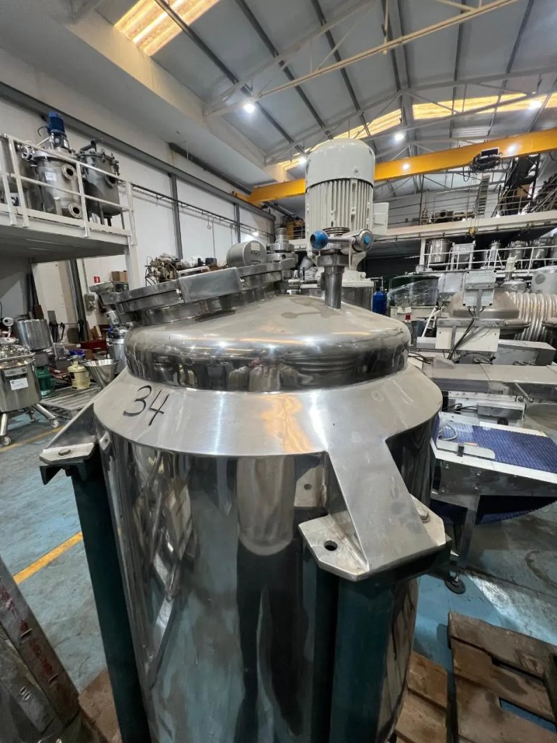 USED STAINLESS STEEL REACTOR 500 LITERS WITH SHELL AND AGITATION