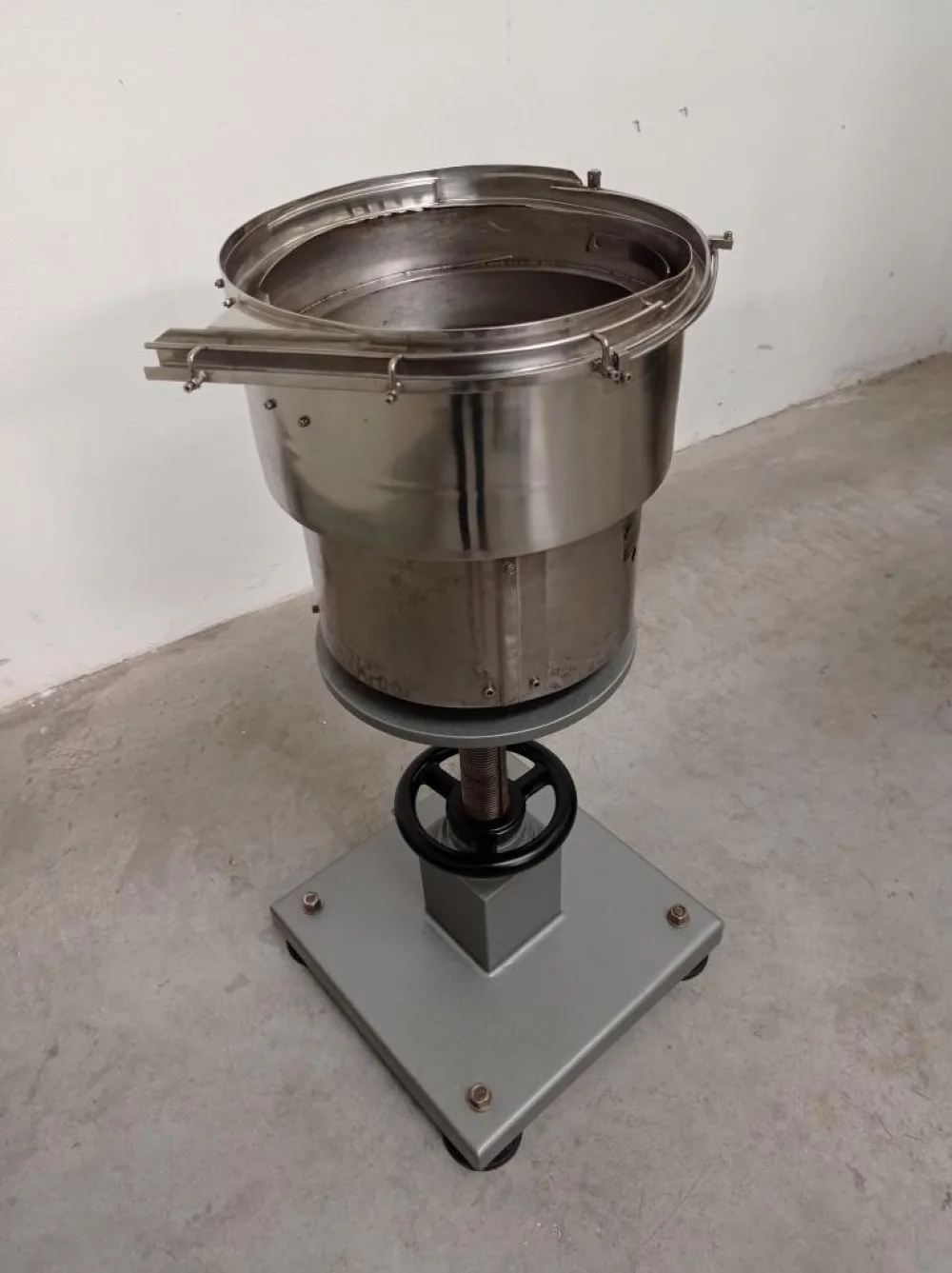 ALIMENTATORE VIBRANTE A TAZZA PER TAPPI – 3MASTER – MOD. 35S/3000