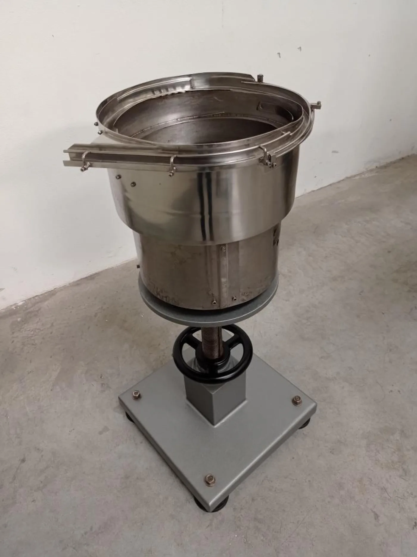 ALIMENTATORE VIBRANTE A TAZZA PER TAPPI – 3MASTER – MOD. 35S/3000 - 1