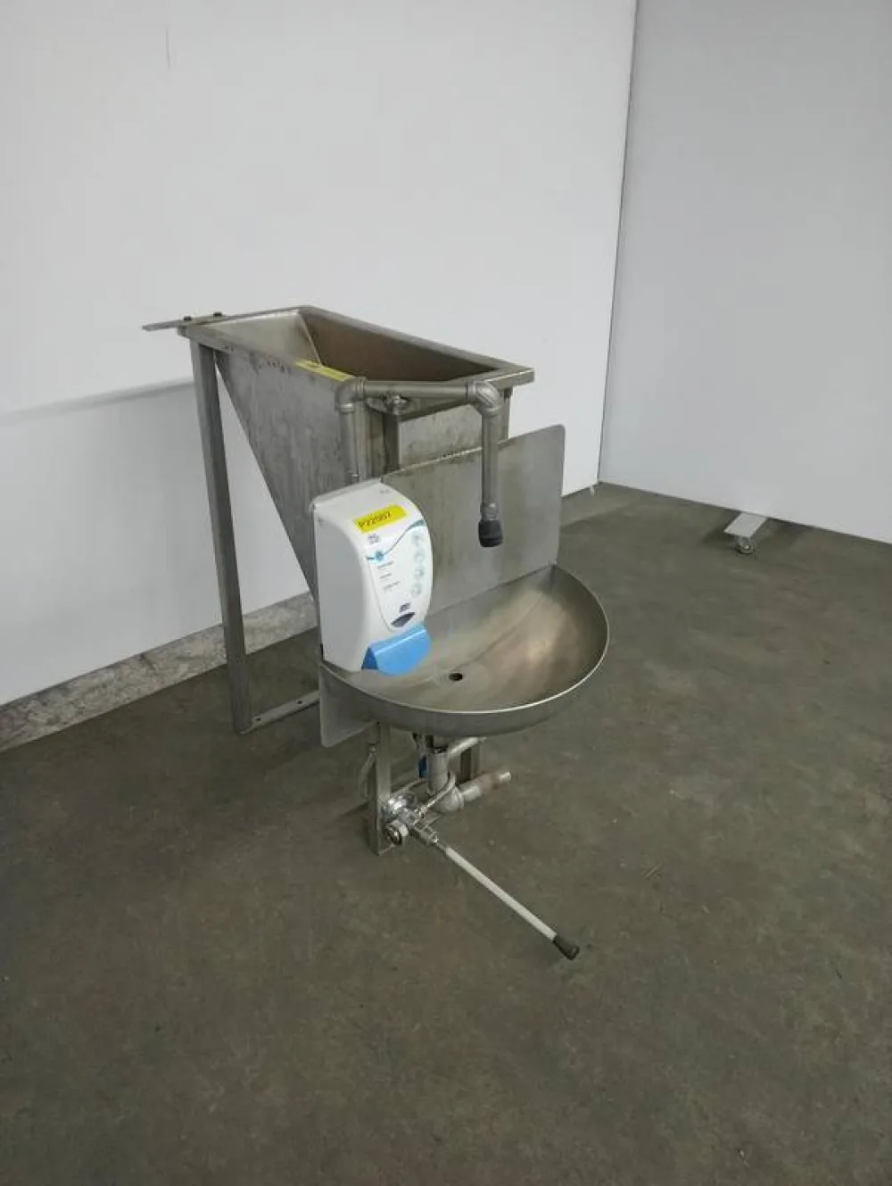 Steriliser with wash bin