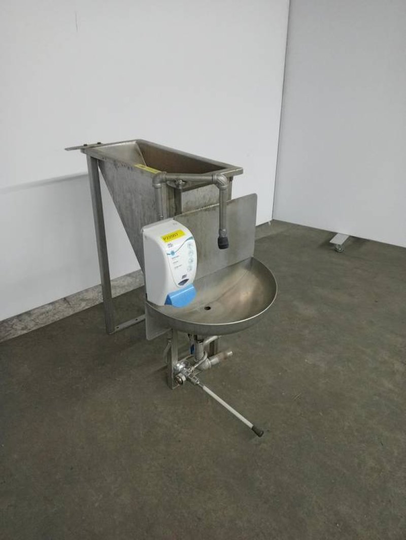 Steriliser with wash bin