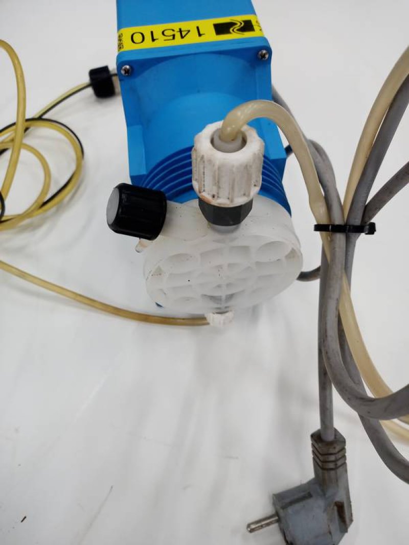 Sludge dewatering pump