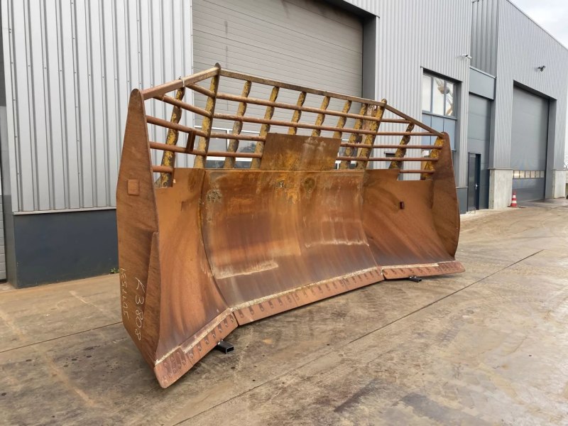 Caterpillar D9U Blade