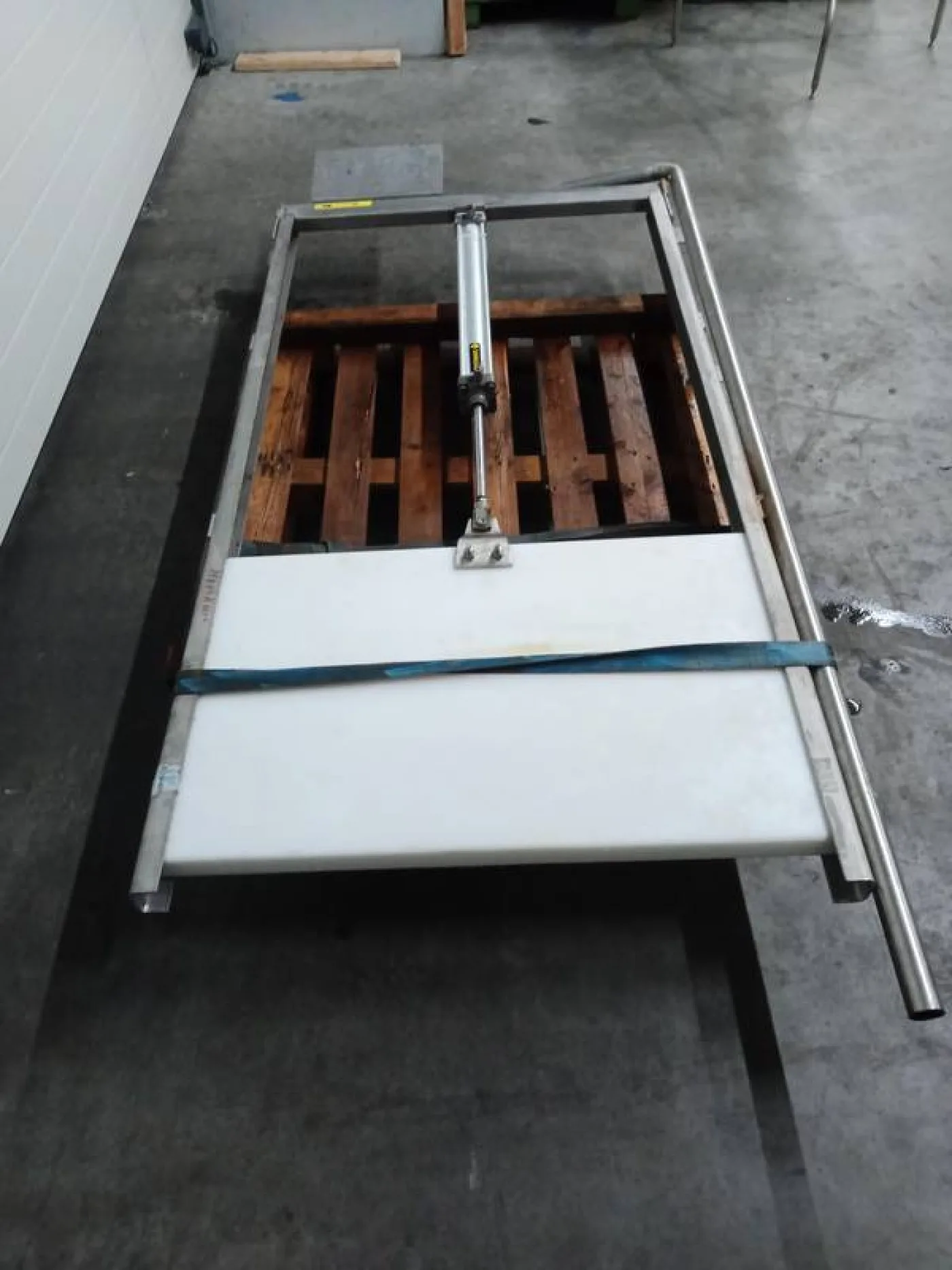 Pneumatic gate - 2