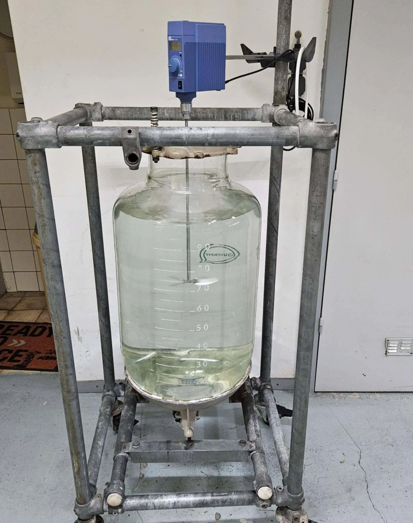 QVF 100 liter vat in key clamp frame met IKA eurostar power control viscosity bovenroerder - 1
