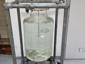 QVF 100 liter vat in key clamp frame met IKA eurostar power control viscosity bovenroerder