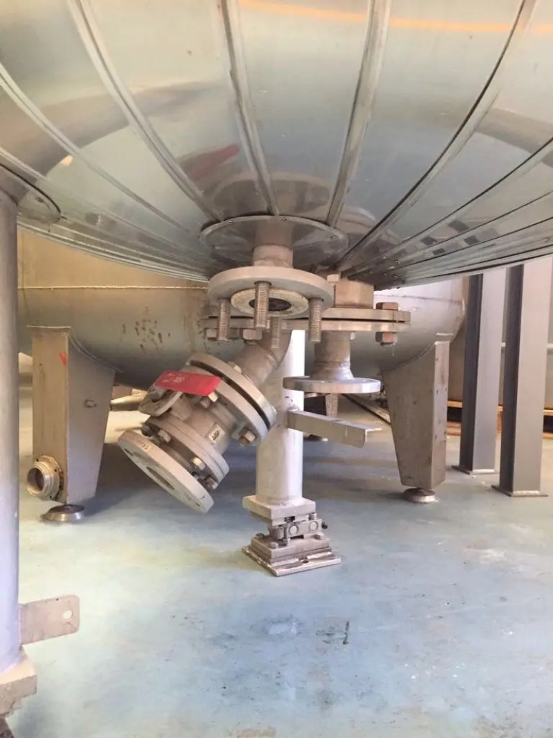 USED STAINLESS STEEL TANK 2,500 LITERS