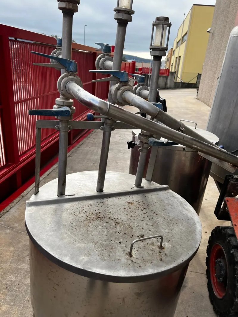 USED STAINLESS STEEL TANK 250 LITERS