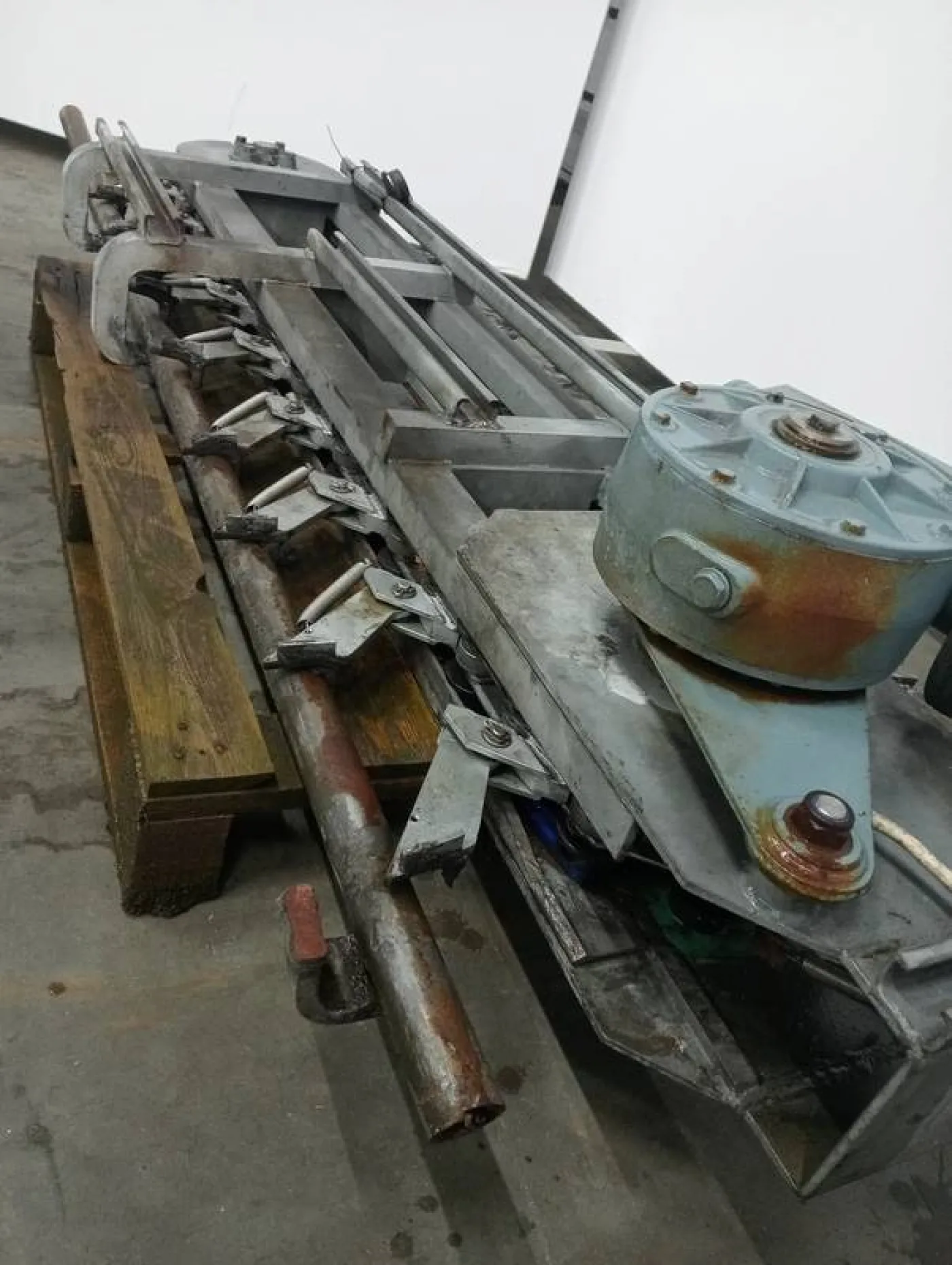 Lift conveyor empty hooks - 8