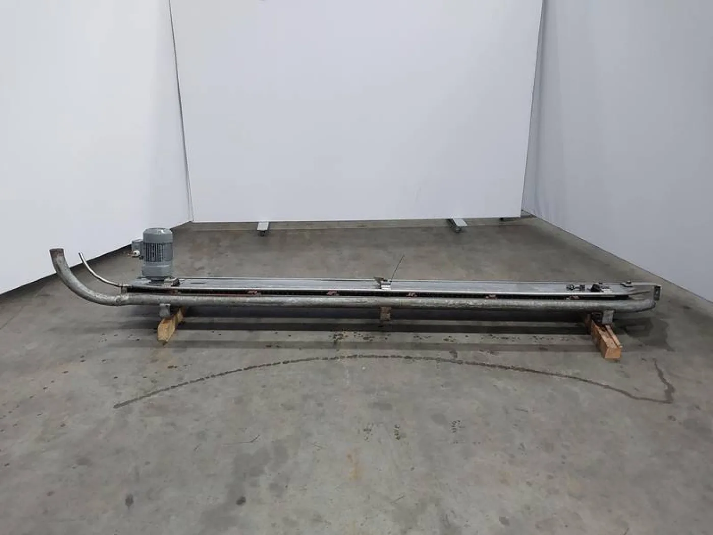 Conveyor lift empty hooks - 1