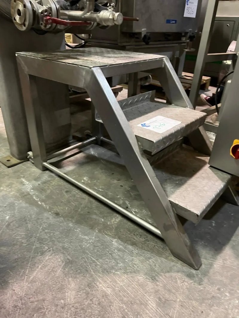 STAINLESS STEEL LADDER