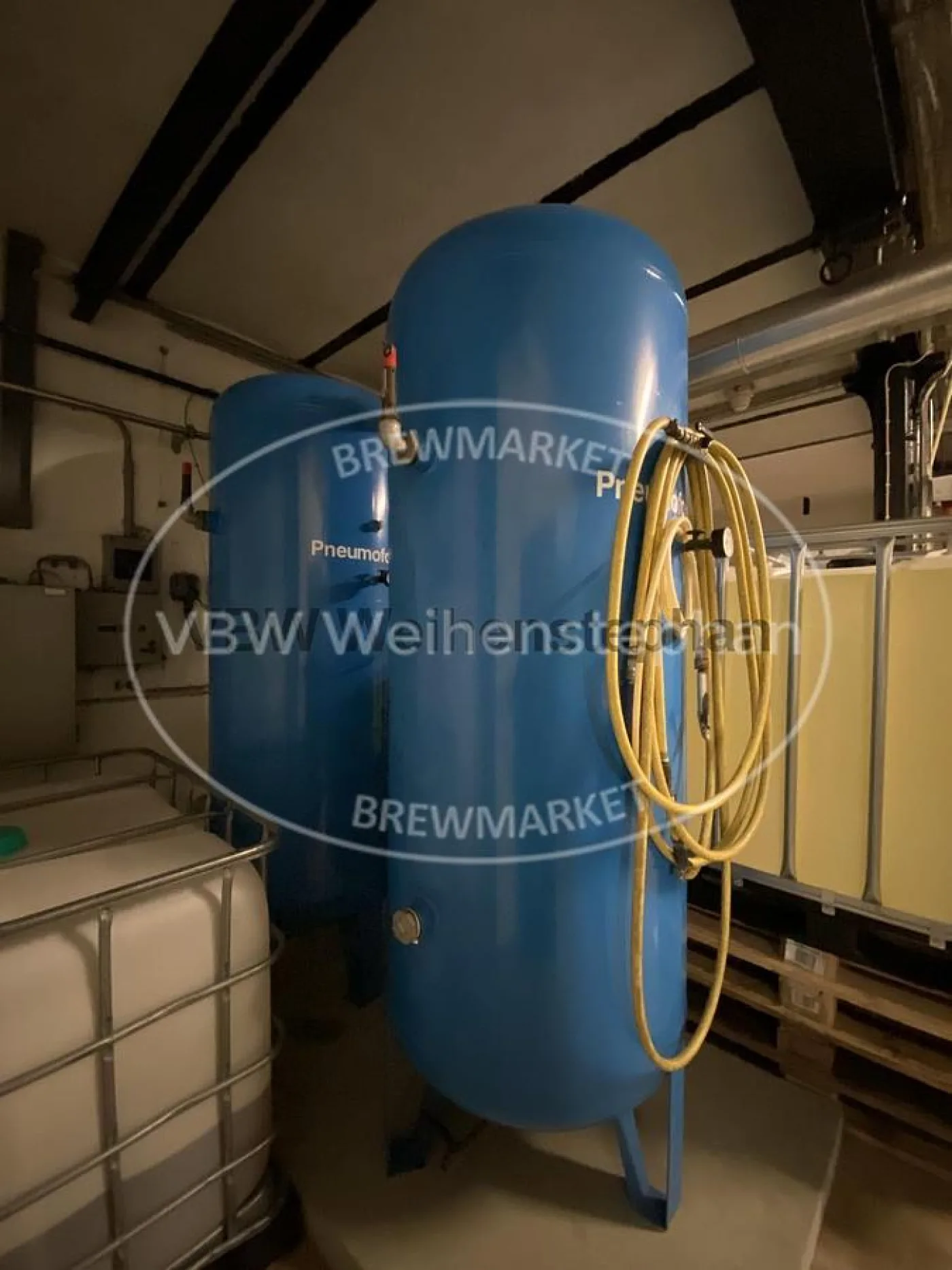Compressed air vessel (2 pcs.) - 1