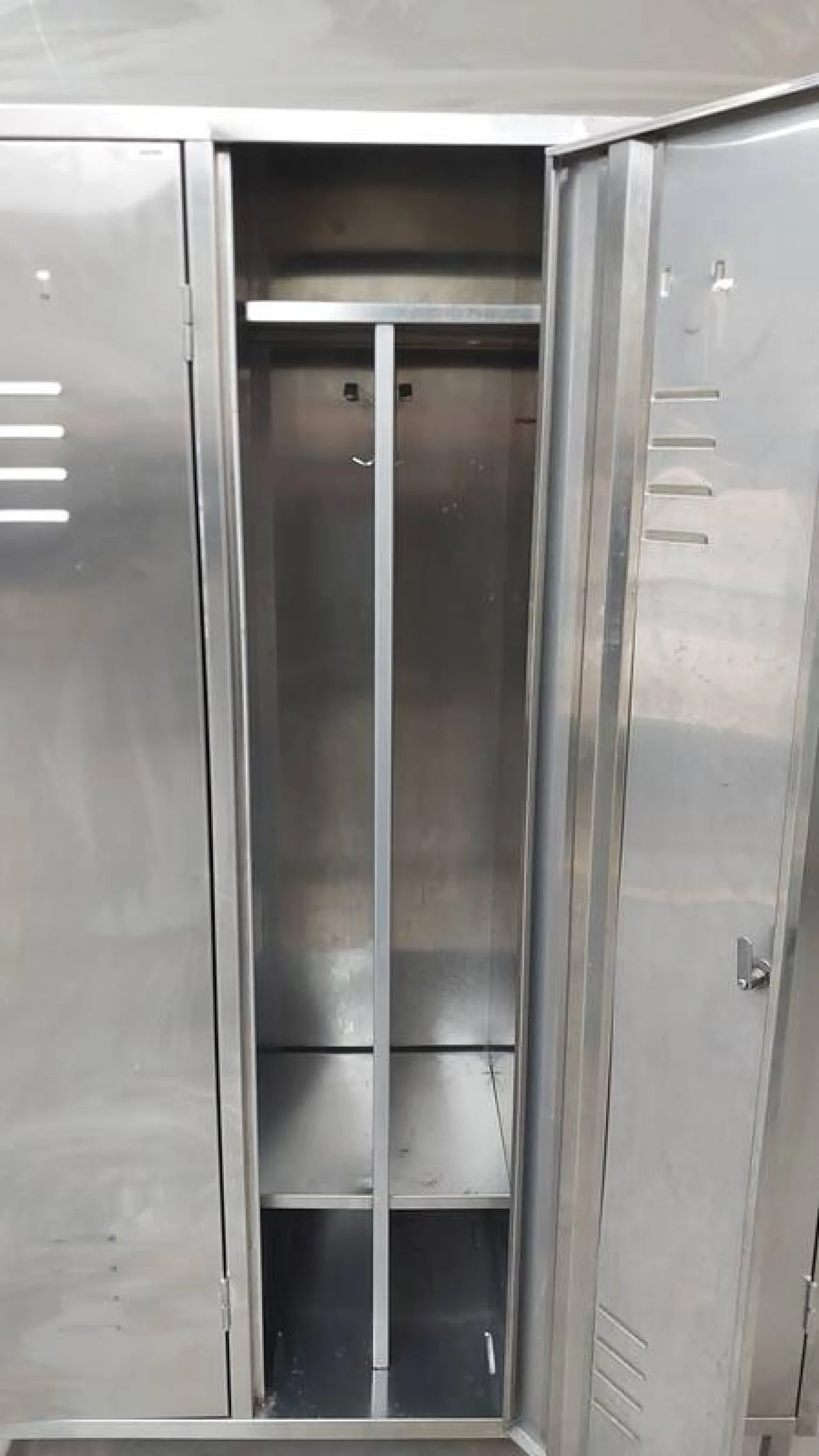 Stainless steel locker wtih 3 doors - 2