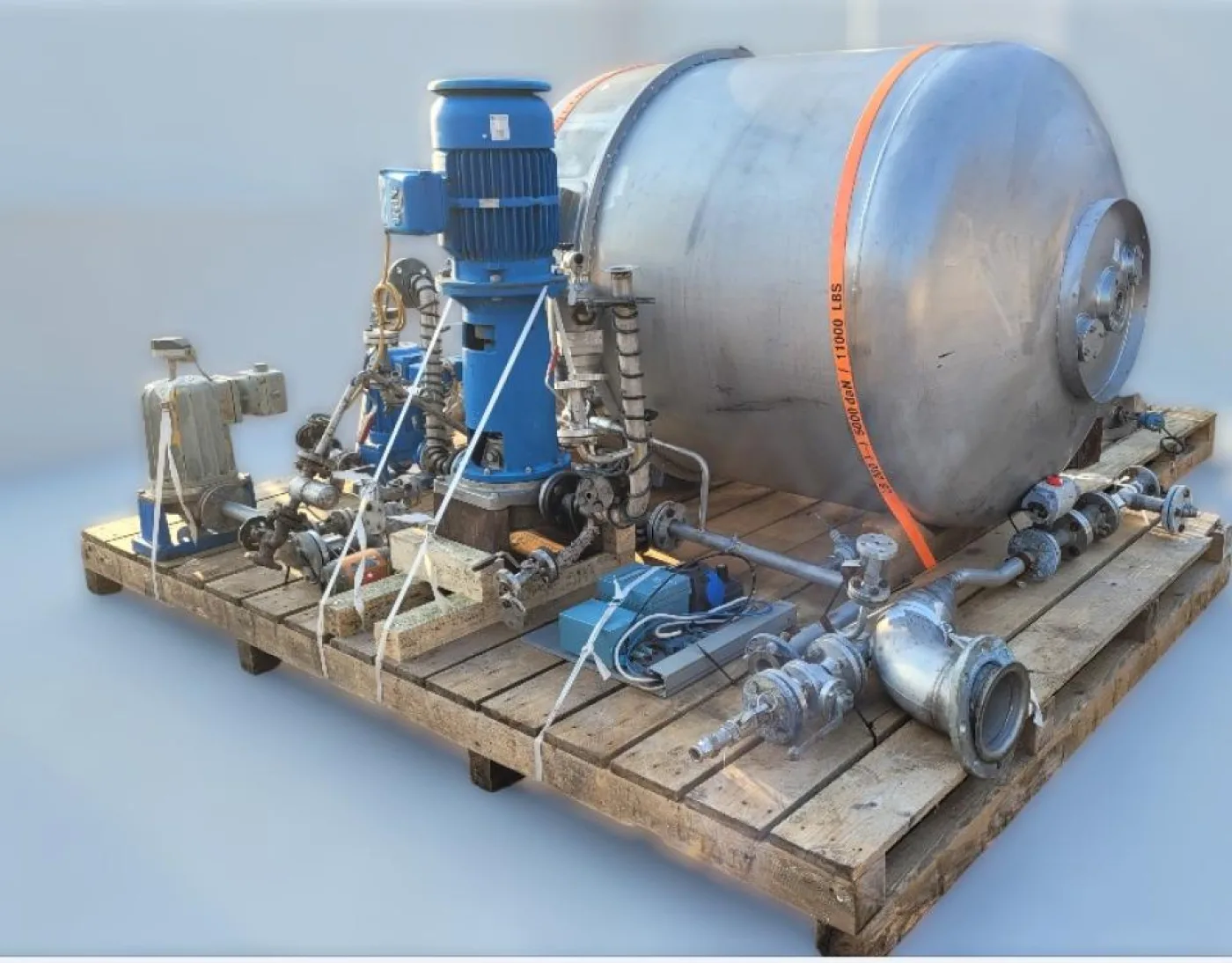 Tank with enigens and parts - 2