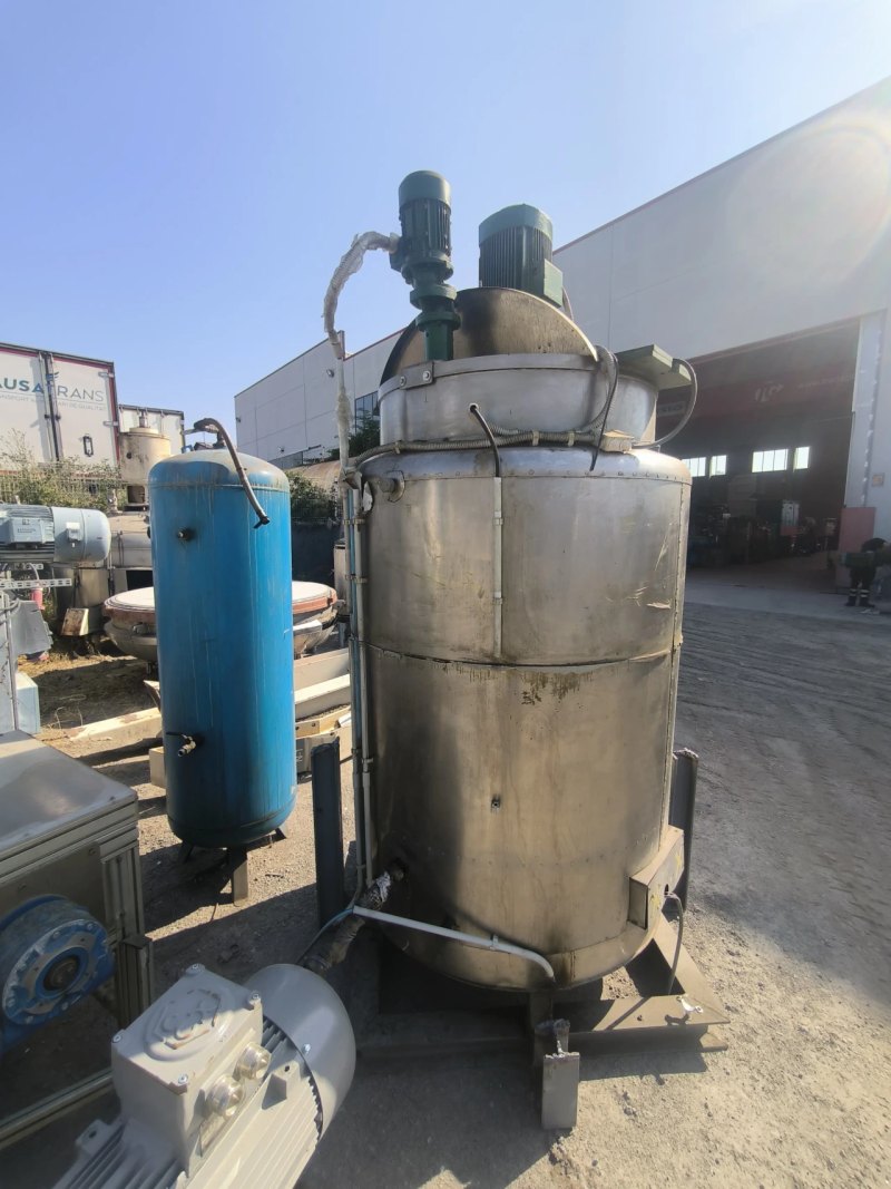 1,200-LITRE STAINLESS STEEL REACTOR WITH JACKET, INSULATION, AGITATOR AND ELECTRIC HEATERS
