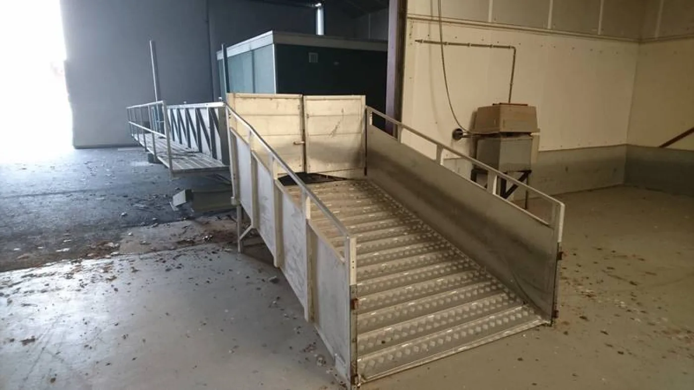 Moving animal loading platform - 3
