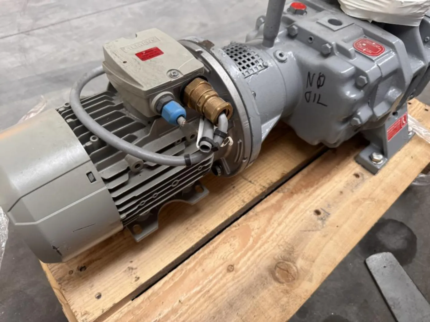 SIEMENS industrial oil-lubricated vacuum pump - 7