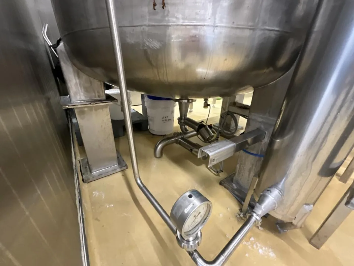 Chaudronnerie Tuyauterie Chaudronnerie Tuyauterie Stainless Steel Bulk Bag Dissolution Tank with Hoist, Pump and Filter - 2