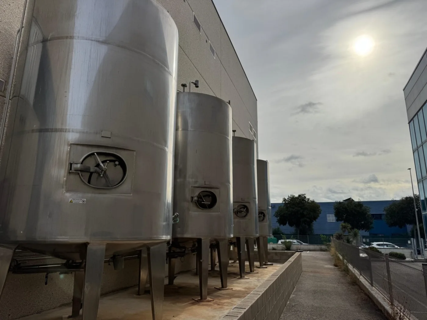 DEPÓSITO ISOTERMO 13.500L CON SERPENTÍN Y FONDO SEMI CÓNICO - 2