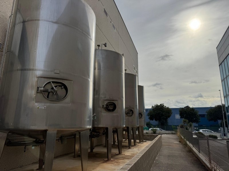 DEPÓSITO ISOTERMO 13.500L CON SERPENTÍN Y FONDO SEMI CÓNICO