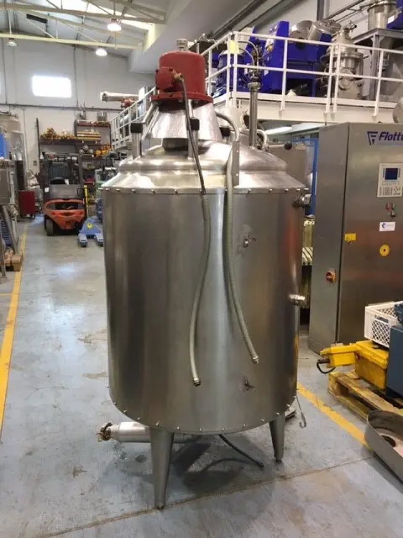 USED STAINLESS STEEL REACTOR 500 LITERS WITH AGITATION