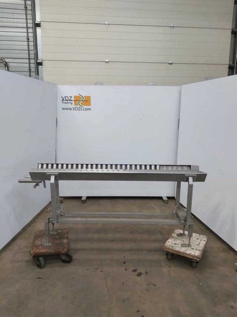 Pre-dehiding table with rollers