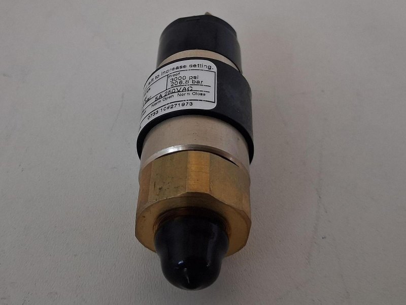 United Electric Controls 10-B11 Pressure Switch